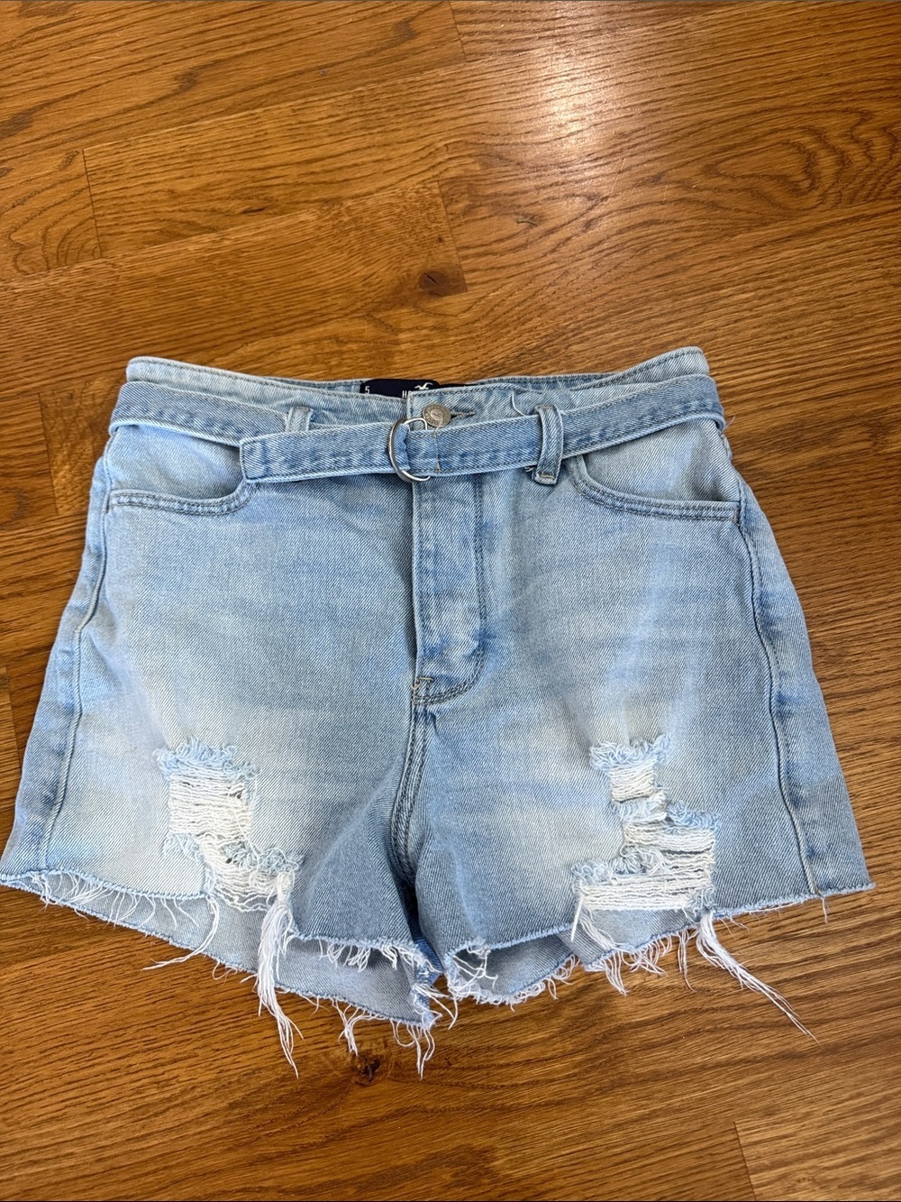 Hollister High Rise Mom Shorts Light Wash Distressed Belt Denim Size 5 W27